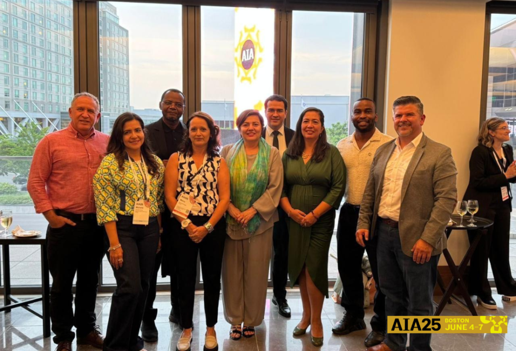Encuentros estratégicos en AIA 2025: la presidenta de la FPAA fortaleciendo lazos panamericanos e internacionales