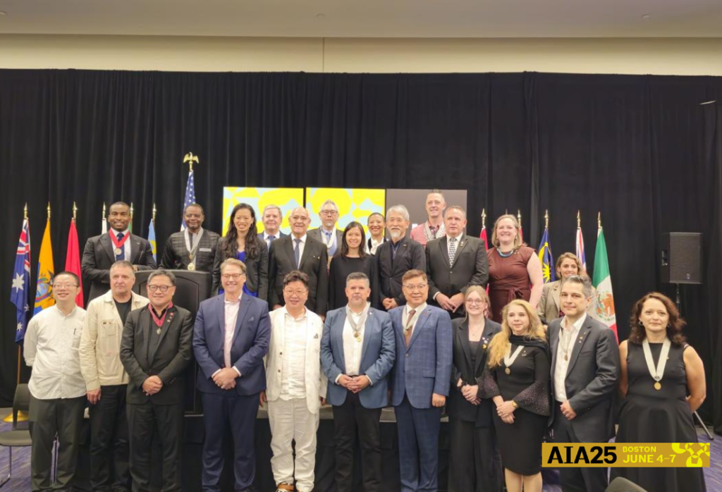 La presidenta de la FPAA, María Samaniego, fue distinguida en la AIA 2025