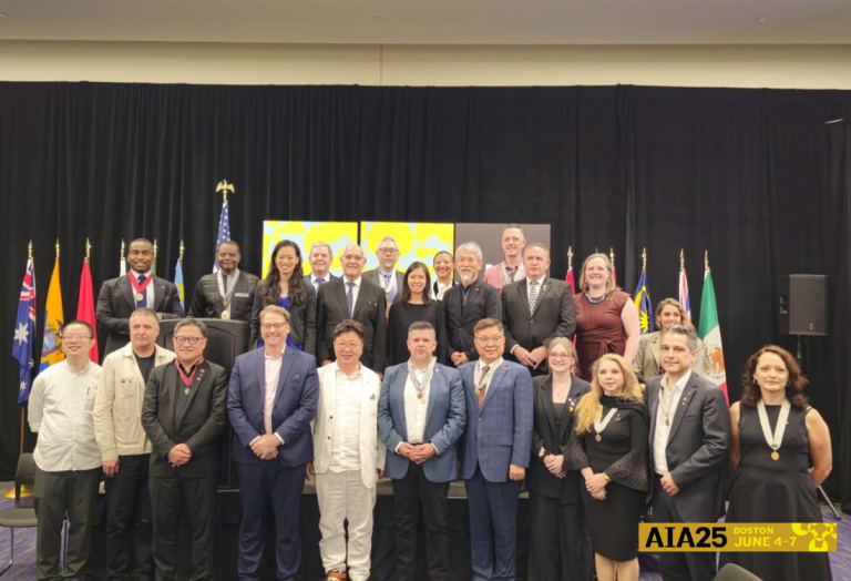 La presidenta de la FPAA, María Samaniego, fue distinguida en la AIA 2025